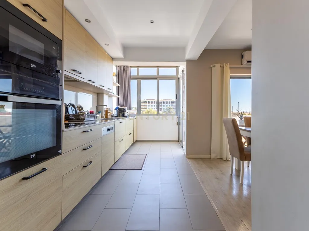 Apartamento Renovado com Vista Mar em Setúbal - Image 1