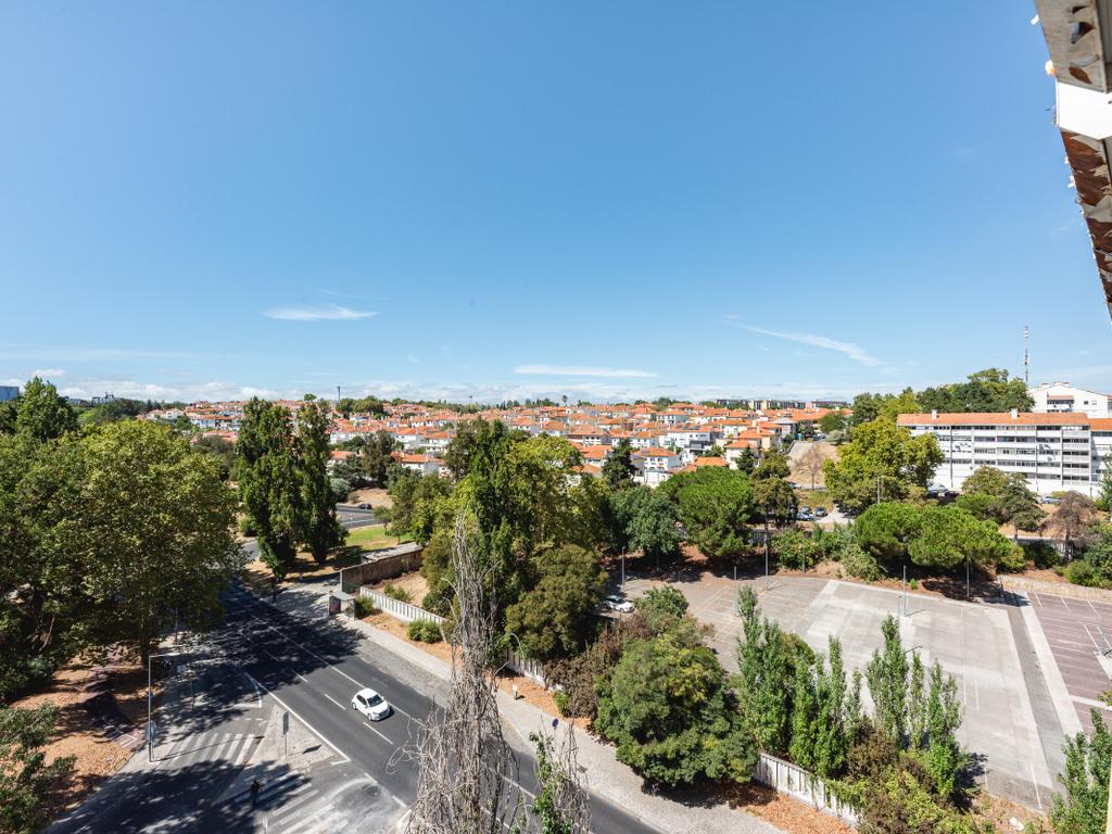  Apartamento T4 para Remodelação no Coração dos Olivais, com Vista Fantástica - Image 40