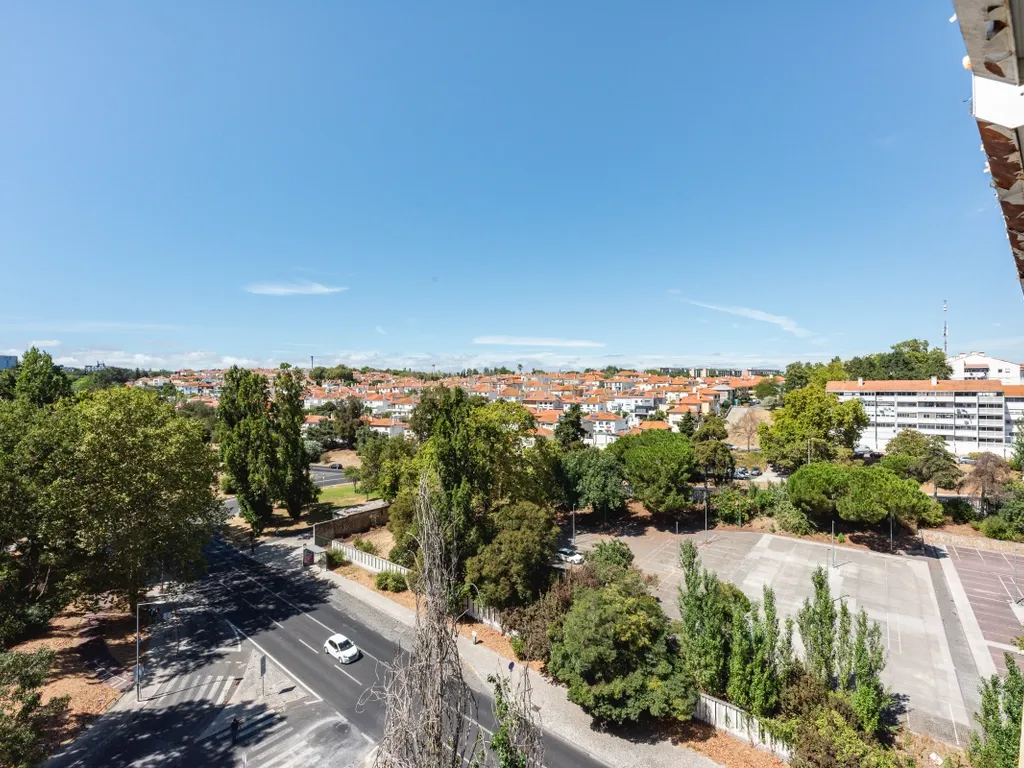 Apartamento T4 para Remodelação no Coração dos Olivais, com Vista Fantástica - Image 40
