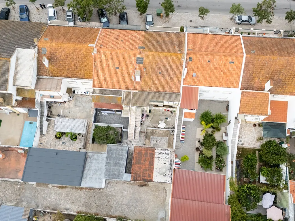 Apartamento T3 Transformado em T2 - Logradouro e Garagem BOX - Junto ao Tribunal e Parque Municipal - Montijo - Image 22