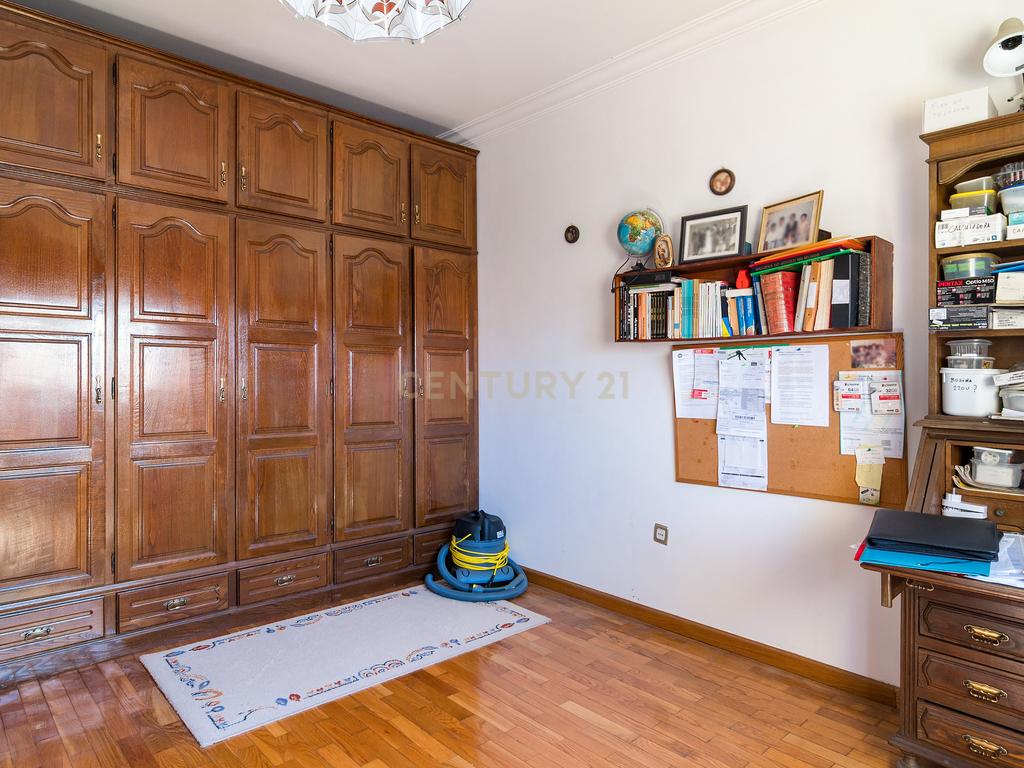 Moradia T3 em Porto Salvo | 213 m² | Garagem | Pátio e Jardim - Image 37