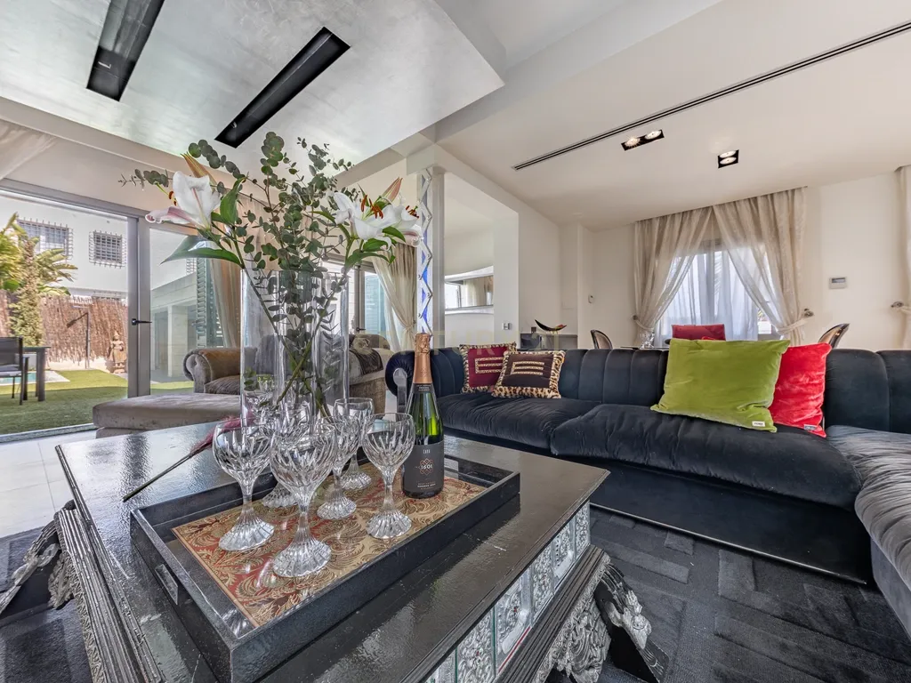 Villa de Design em Segunda Linha de Mar em Sitges com Mobiliário de Marcas de Luxo - Image 33