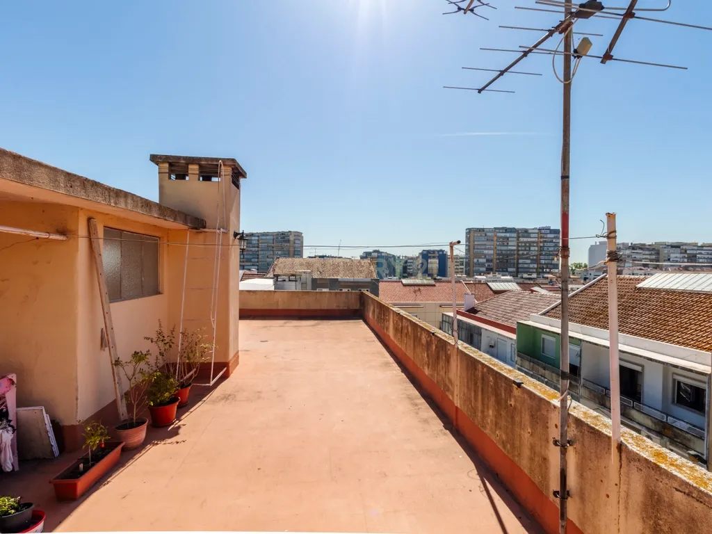 T2 com Potencial no Coração de Cacilhas Prático, Central e com o Charme da Tradição - Image 32