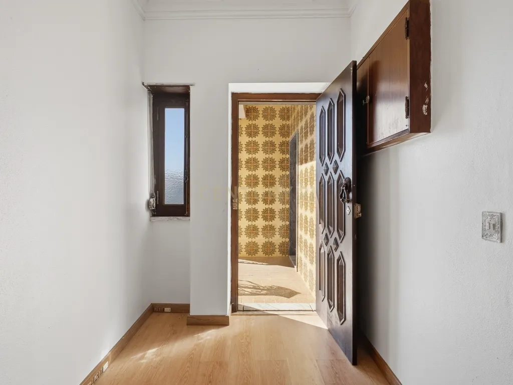 Moradia T7 de dois pisos com garagem, jardim e anexos | Terreno 894 m² na Paz em Mafra - Image 8