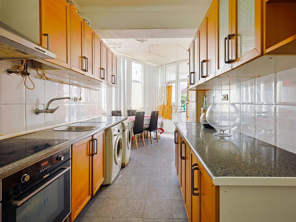 Apartamento T2, com Varanda e Terraço, Centro da Costa de Caparica. - Image 20