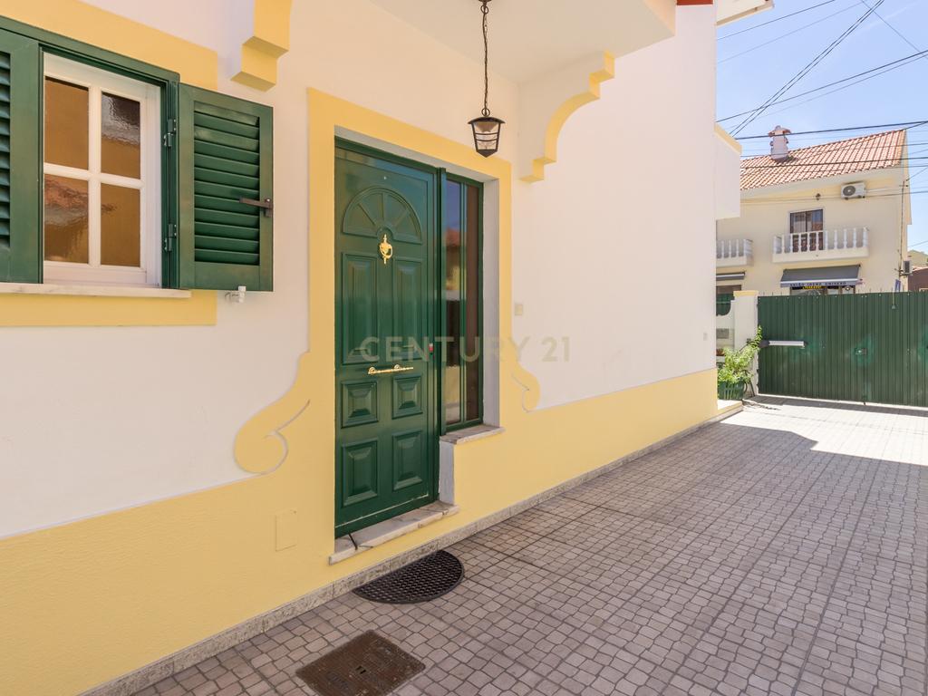 Moradia Geminada T3 com Jardim e Terraço na Quinta do Conde - Image 1
