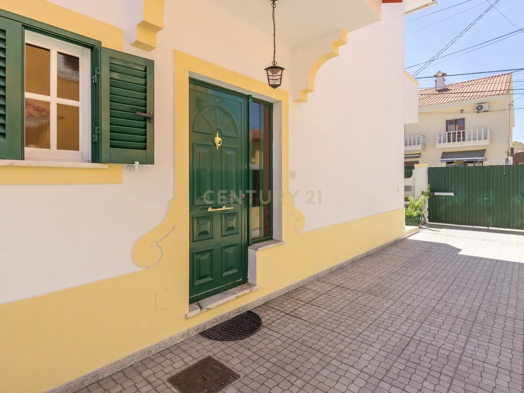 Moradia Geminada T3 com Jardim e Terraço na Quinta do Conde - Image 1