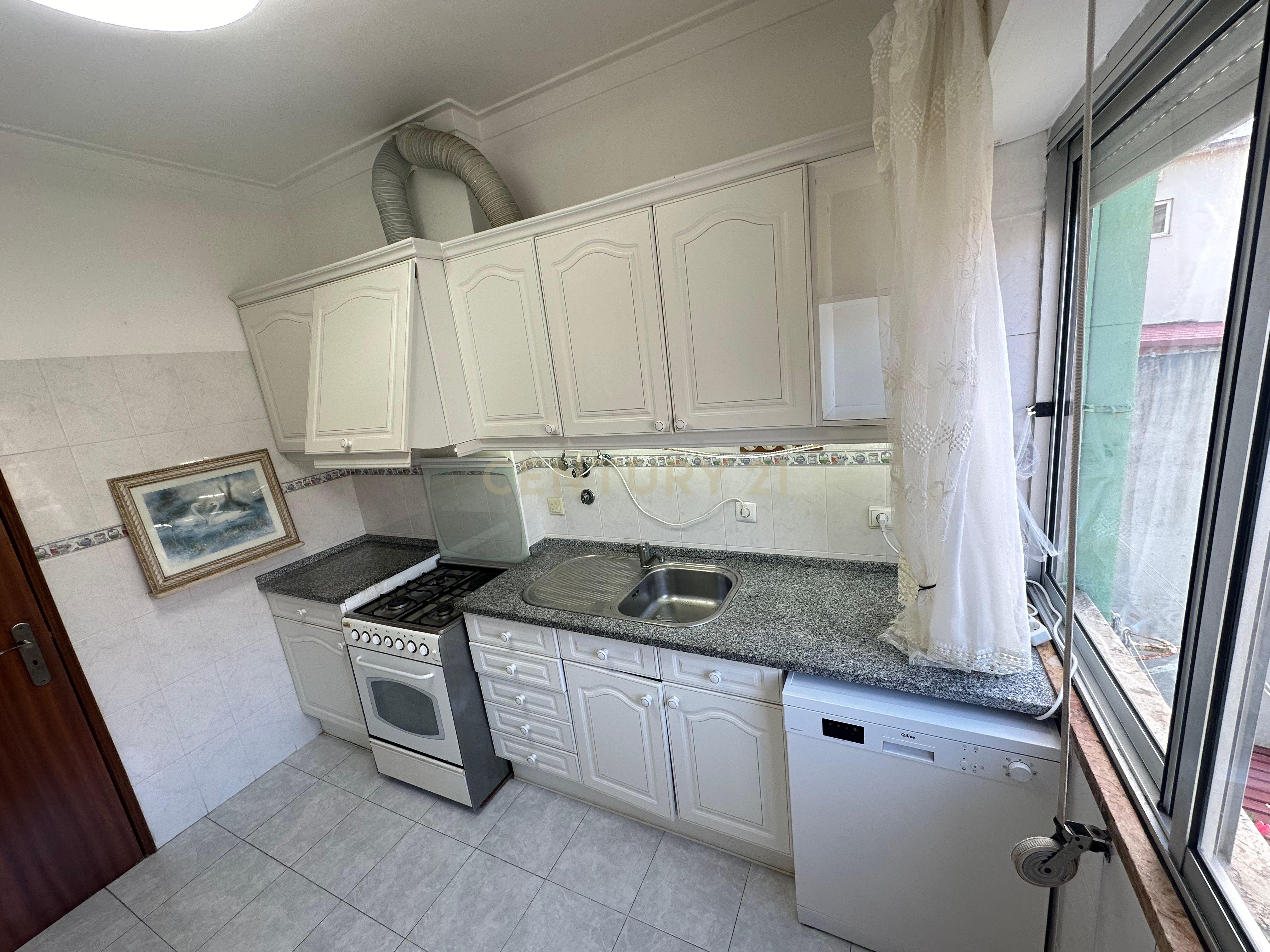 Fotografia 3 de Apartamento T2 em Mina de Água, Amadora