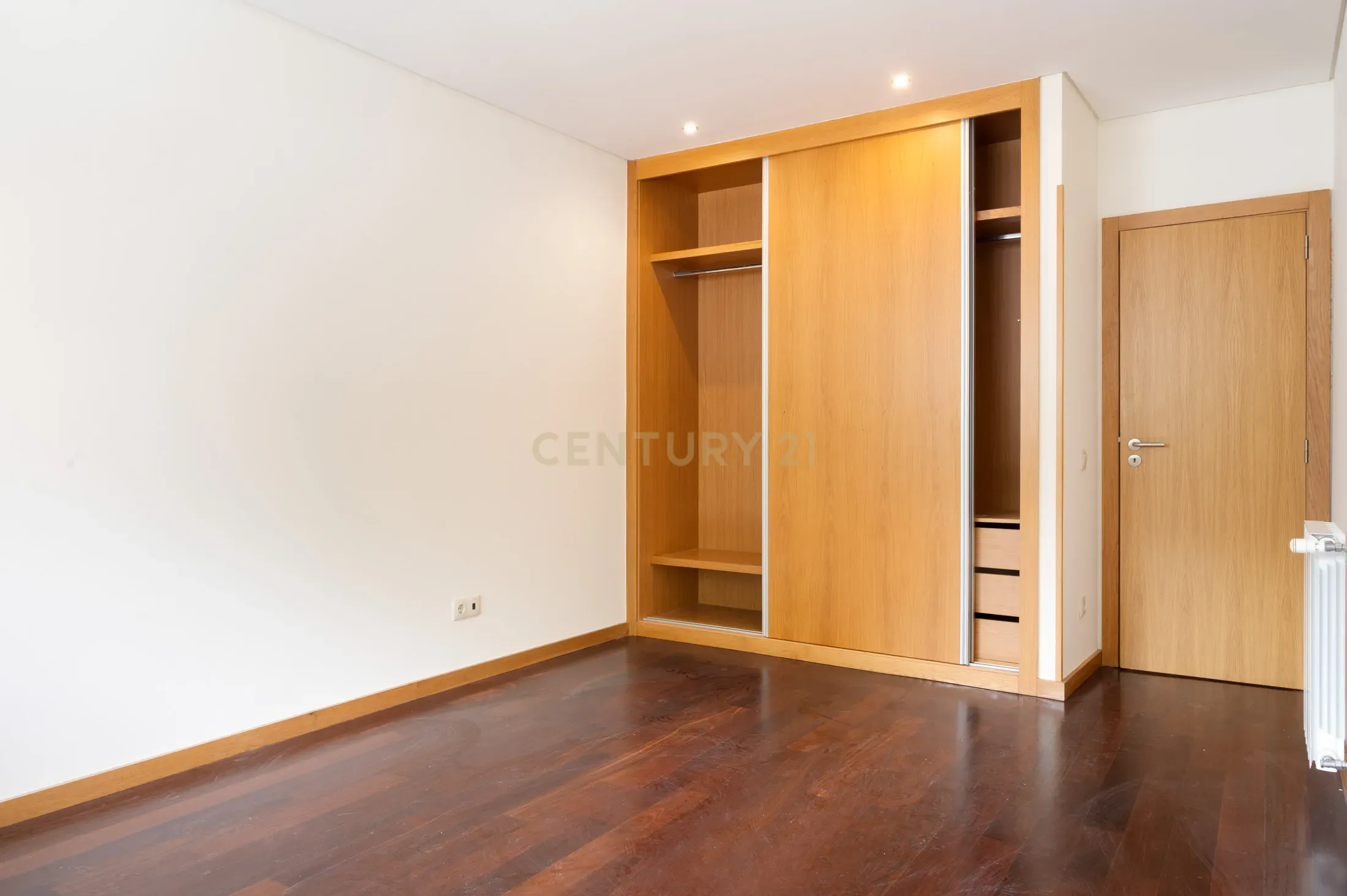 Fotografia 4 de Apartamento T3 com varanda e estacionamento - Rua Duque de Terceira