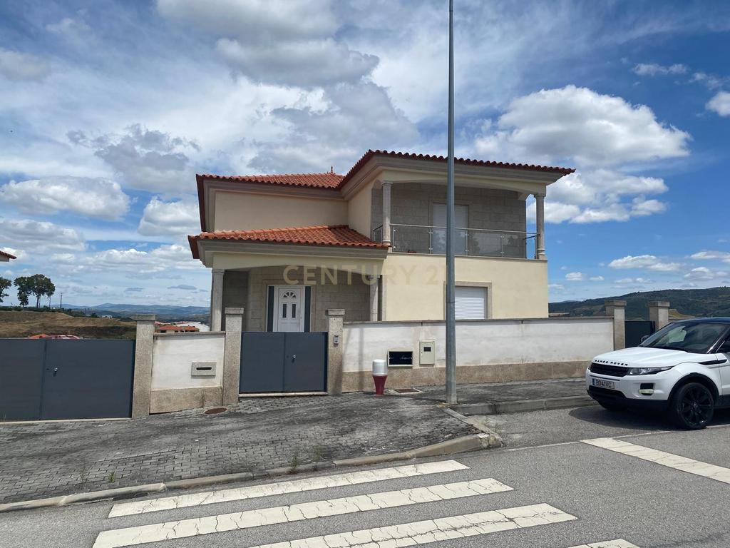 Moradia T4 em Mirandela com Vista Panorâmica - Image 1