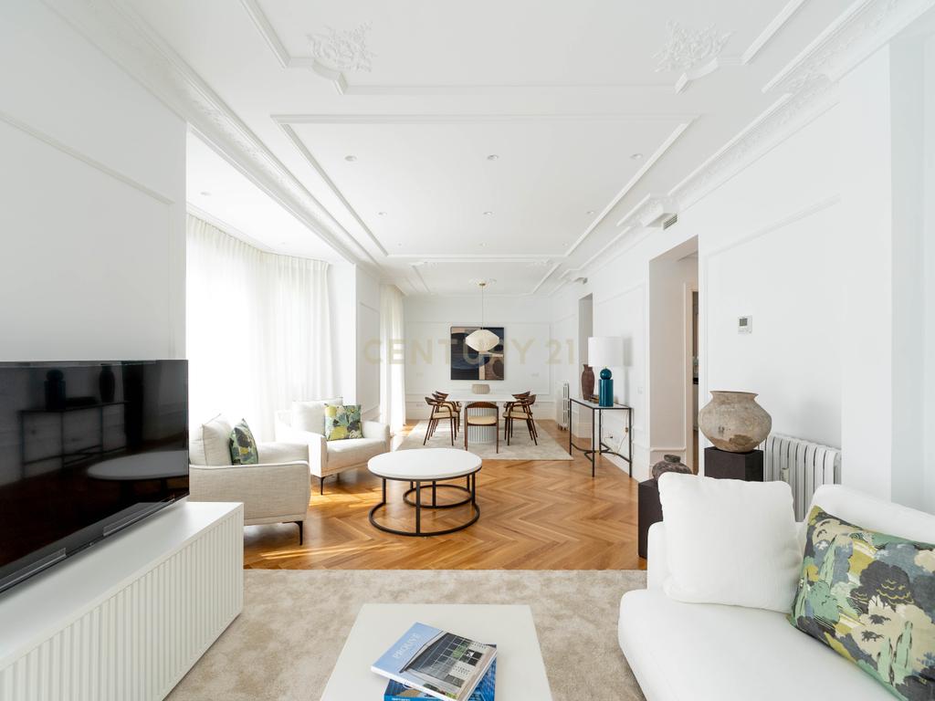 APARTAMENTO RENOVADO COM MOLDURAS E VARANDAS - Image 2