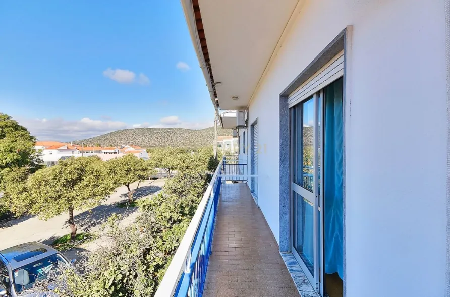 Prédio Misto em 4 estradas, Quarteira , Algarve com renda atual e potencial de otimização - Image 3