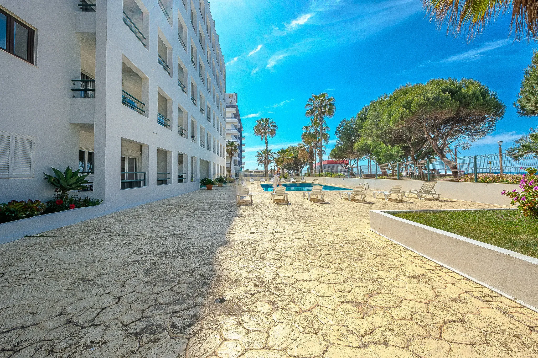 Apartamento T2 com Vista Mar na Primeira Linha de Praia – Quarteira - Image 22