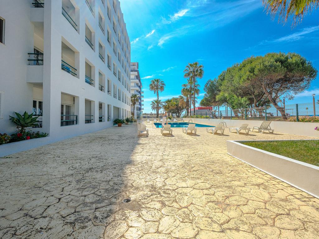 Apartamento T2 com Vista Mar na Primeira Linha de Praia – Quarteira - Image 22
