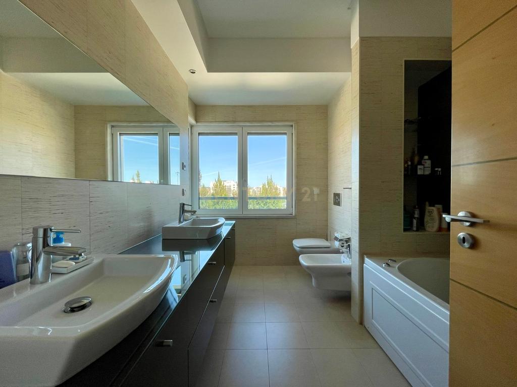Excelente Apartamento T3 com 185 m² para Arrendamento em Telheiras – Rua António Quadros - Image 17