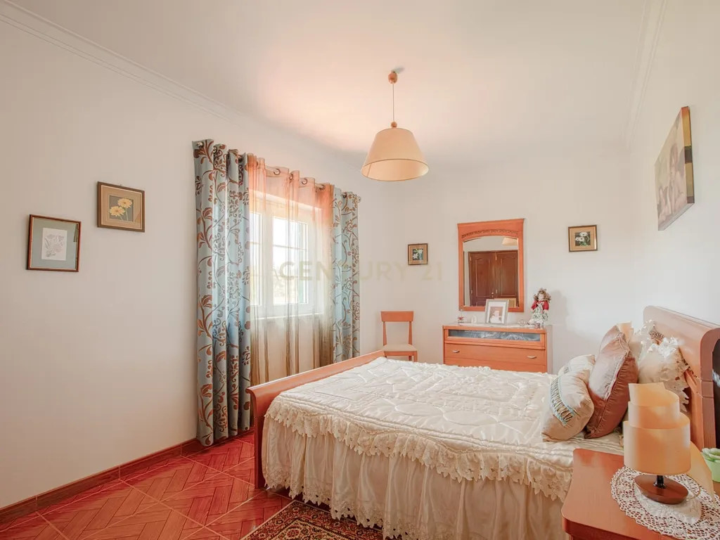 Moradia T4 Isolada com Jardim e Garagem em Olalhas – Tomar - Image 22