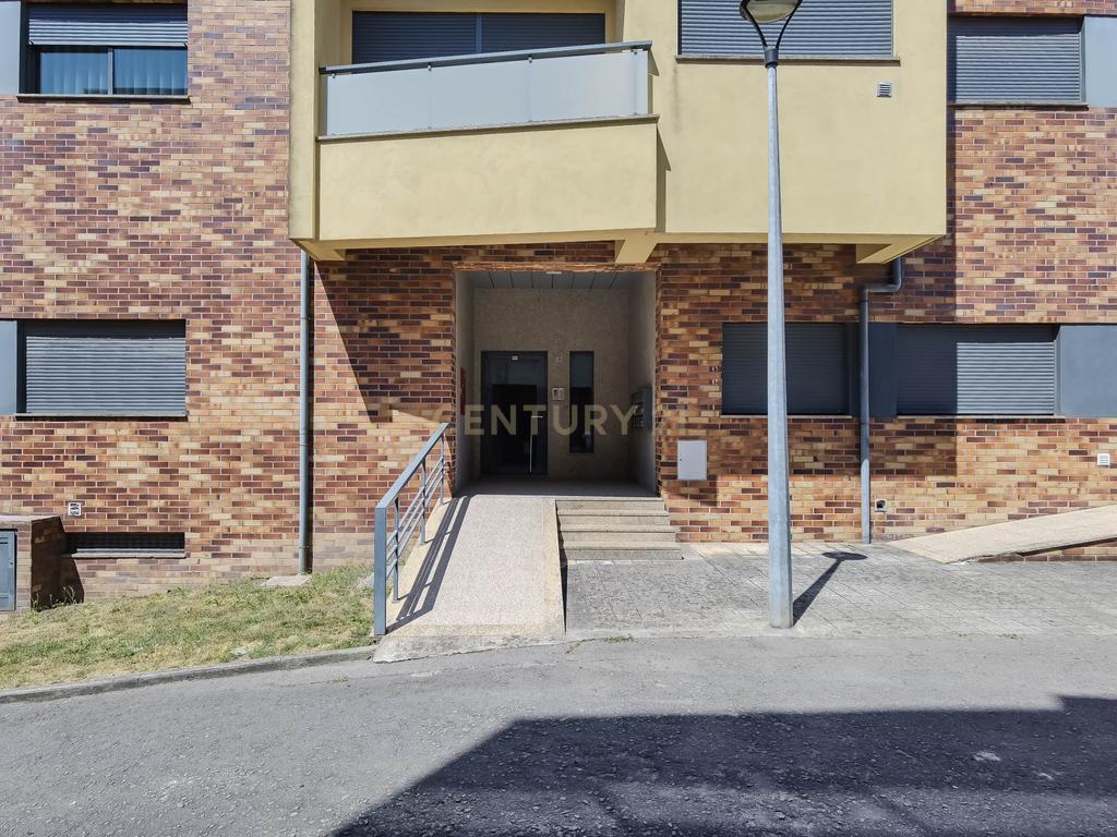 Apartamento T2 com Garagem e Arrumos — Coronado, São Mamede - Image 1