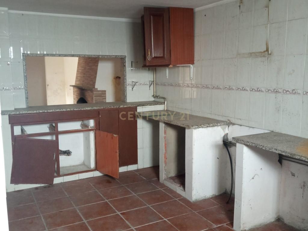 Moradia T3 para recuperação em Moita ,Marinha Grande - Image 4