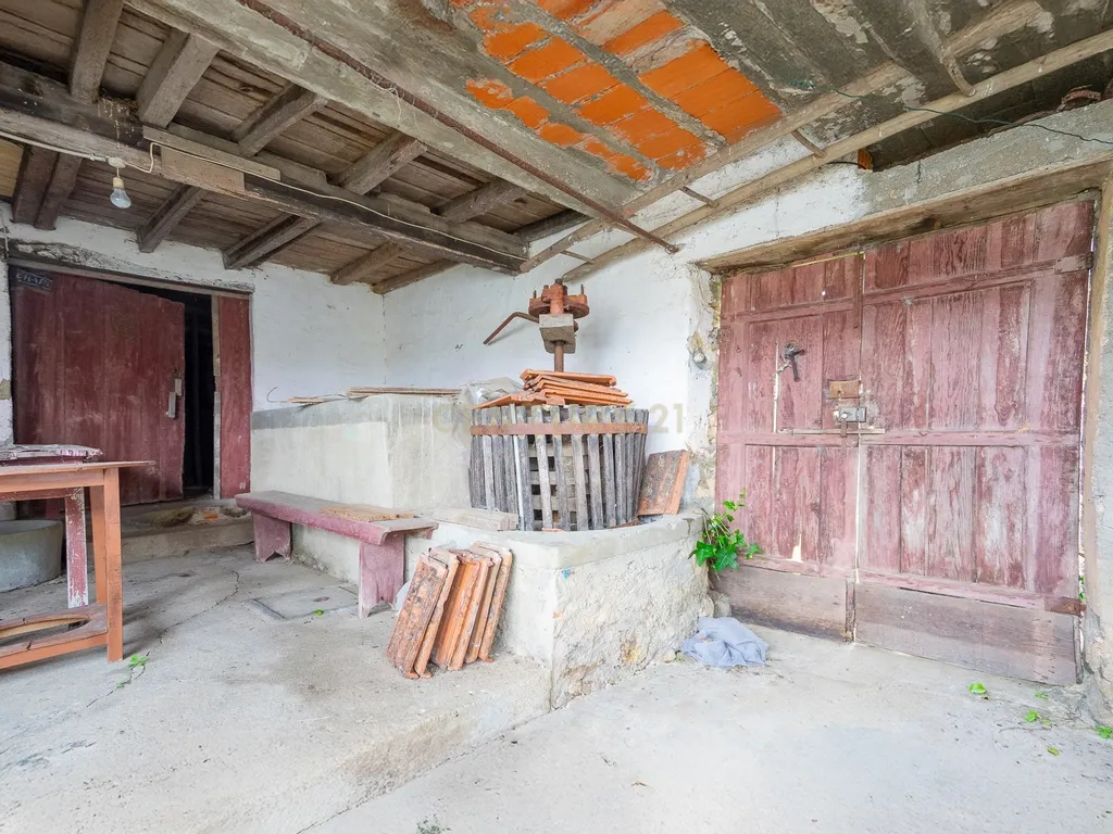 Moradia T3 para recuperar com terreno a 1,5km do centro de Vila Nova de Poiares - Image 11