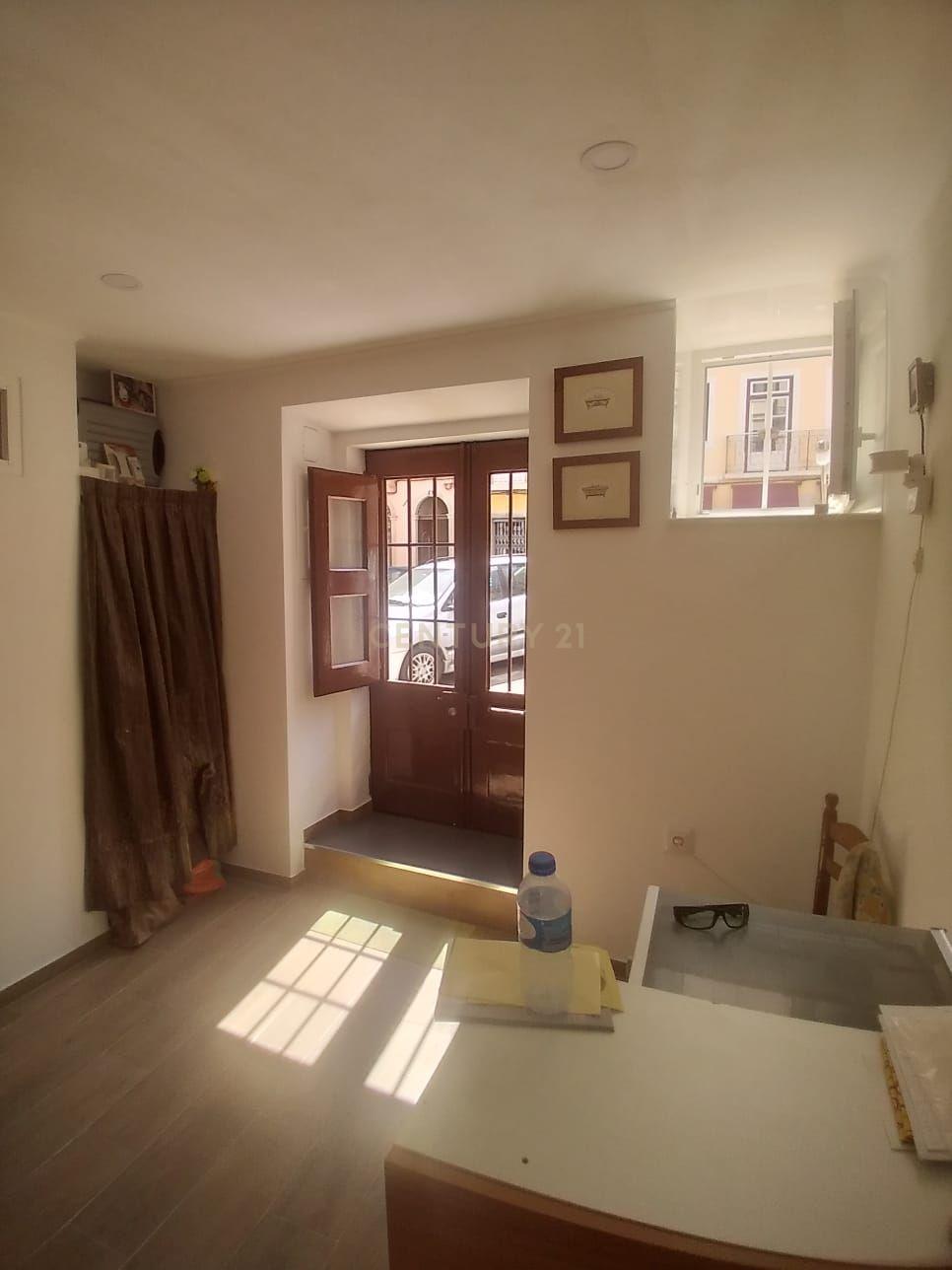 Armazém - Transformado em T1+1 habitacional - Metro Anjos - Image 3