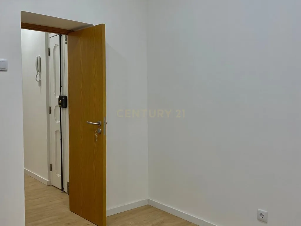 Apartamento T3+1*com logradouro | Totalmente remodelado | Centro de Lisboa - Image 21