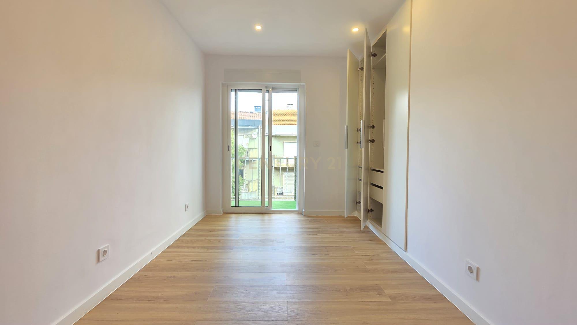 Fotografia 7 de T2 Totalmente Remodelado | Damaia – Amadora | A 5 Minutos da Estação