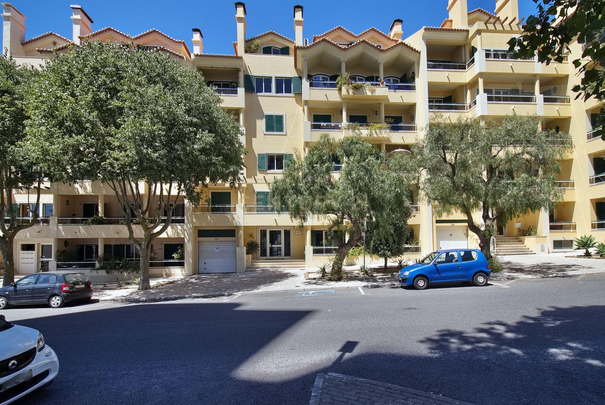 T2 Parede (Buzano) com terraço para arrendar mobilado.