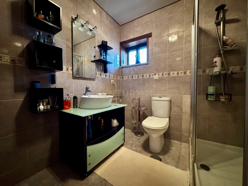 Moradia T4 de quatro frentes com piscina e vista mar | Mindelo - Image 28