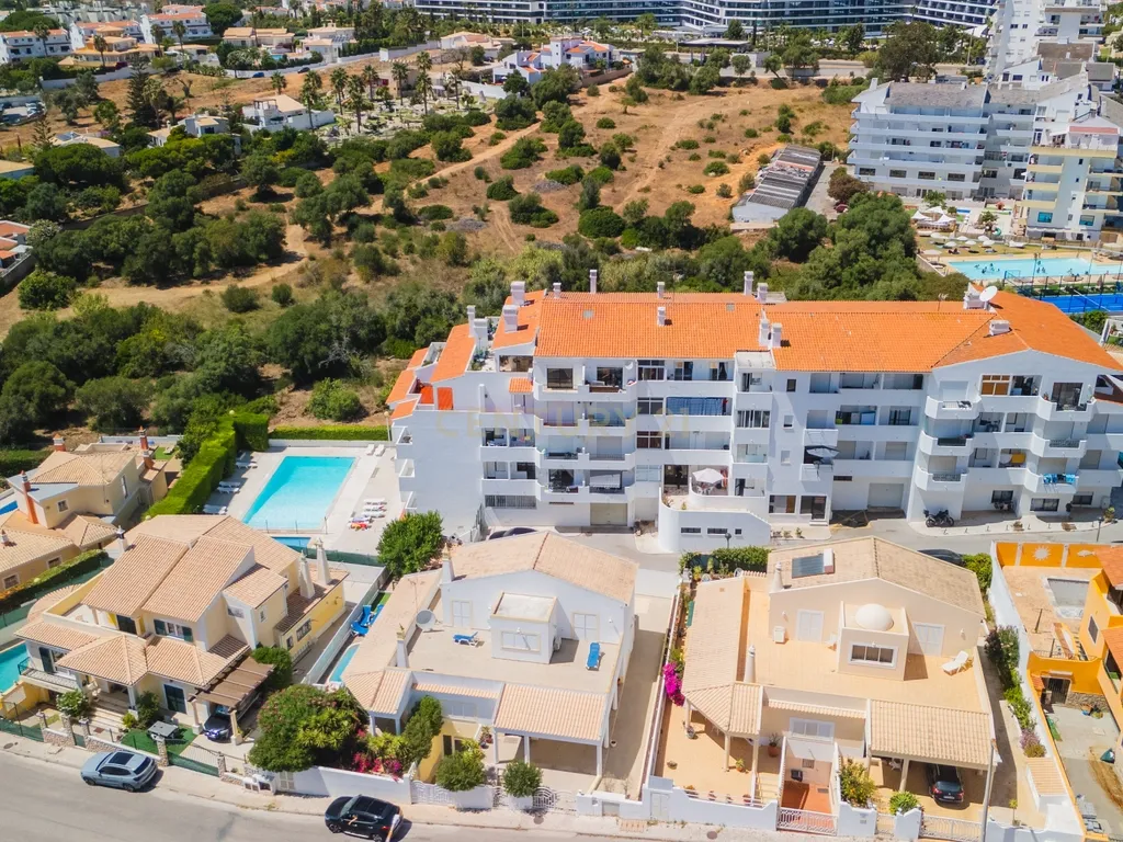 Apartamento renovado com Piscina, Garagem, com varandas, perto da praia em Alvor - Image 26