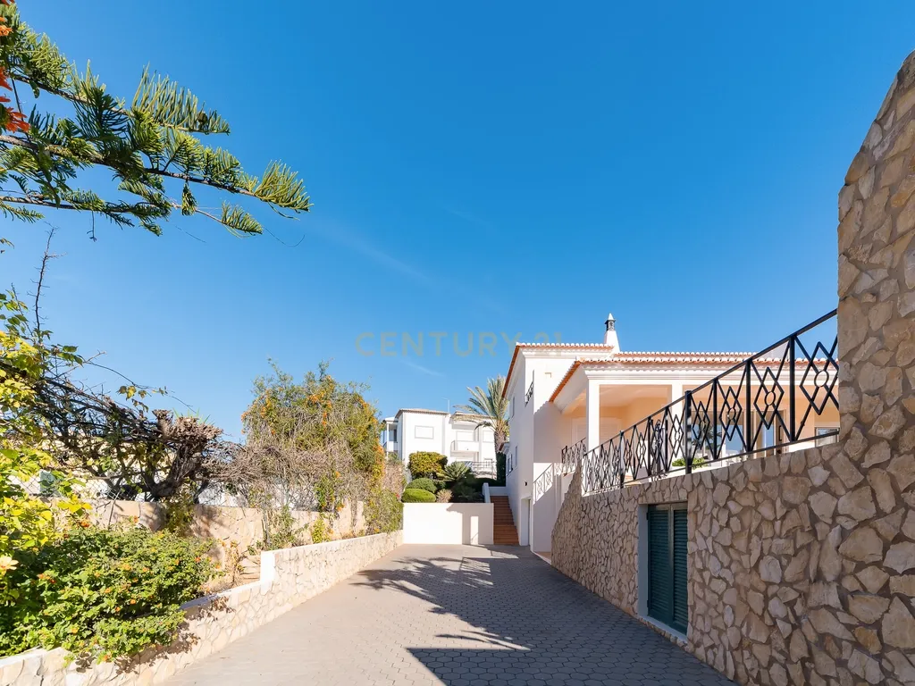 Moradia T4 em Ferragudo, próxima a praias, com Piscina aquecida, Bar e Lounge Exterior - Image 43