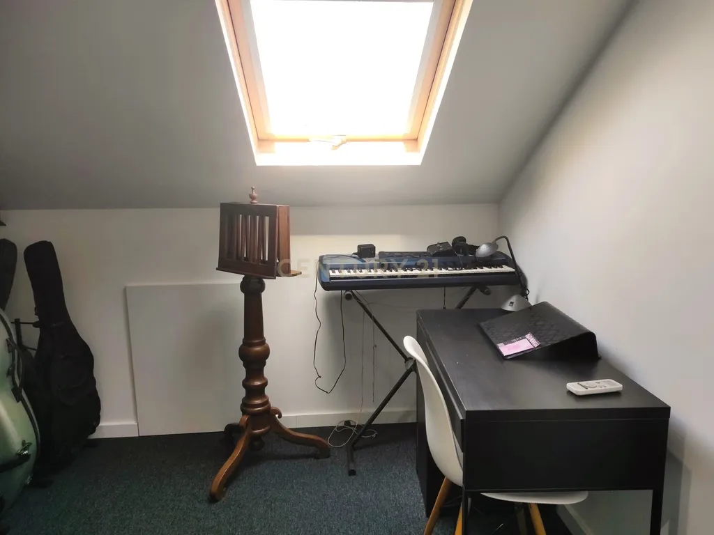 Apartamento T2 com arrecadação, renovado, no centro de Almada - Image 14