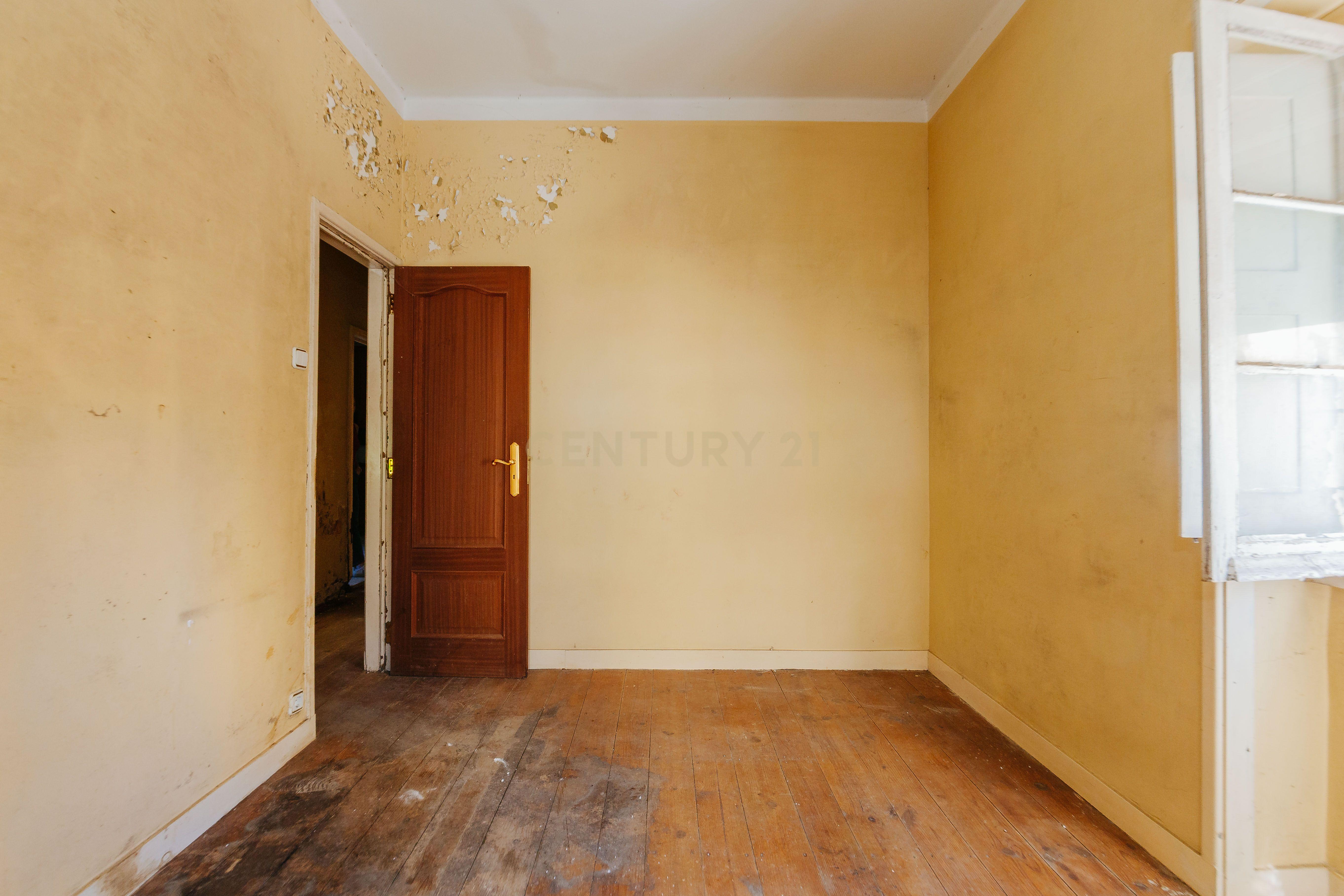 Fotografia 10 de Apartamento T3 para Remodelação com Terraço | Alvito | Lisboa