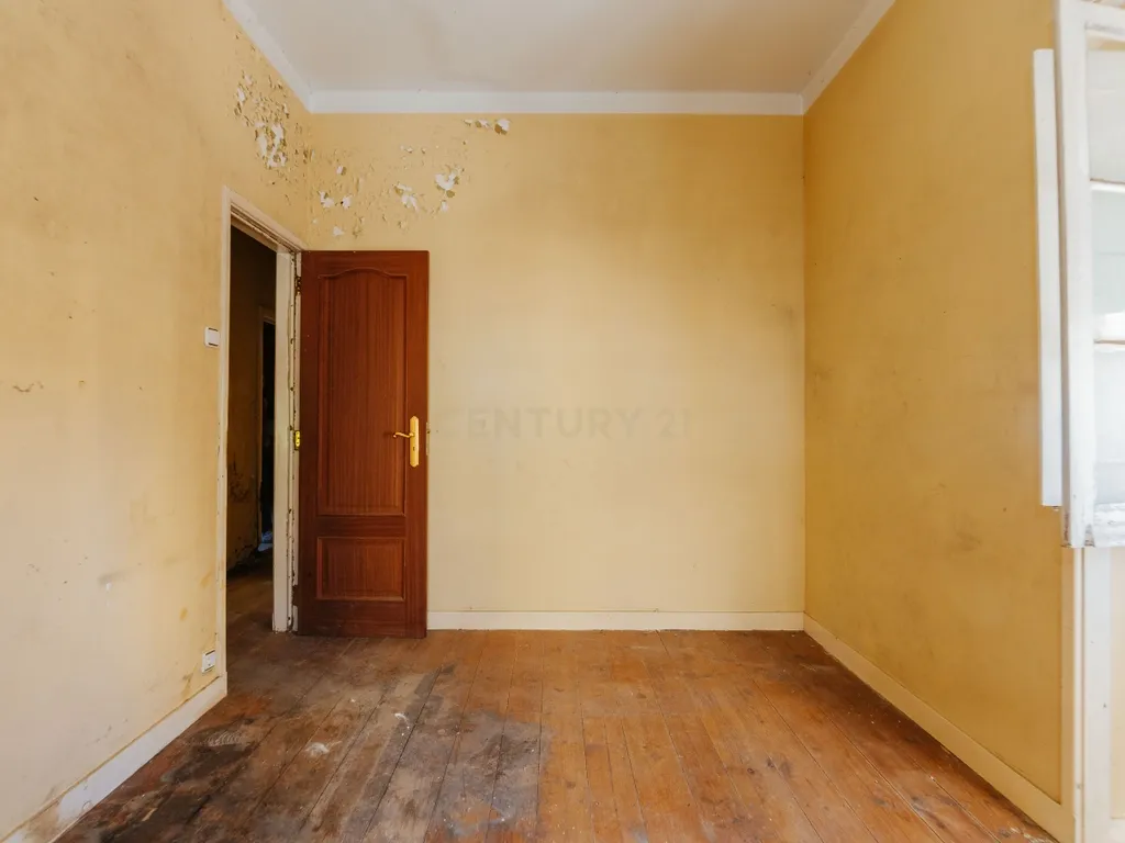 Apartamento T3 para Remodelação com Terraço | Alvito | Lisboa - Image 10