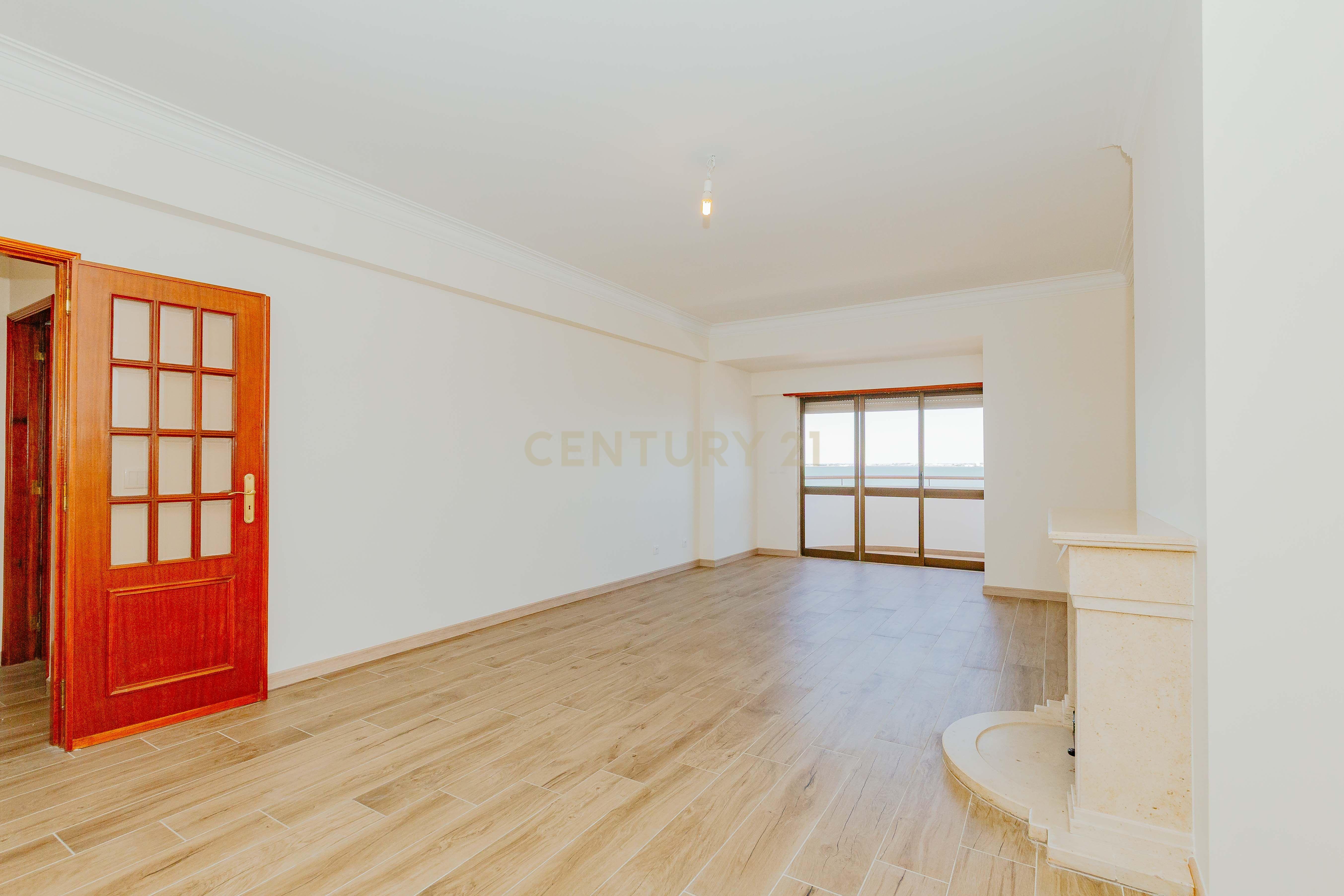 Apartamento T3 Renovado com Vista Rio em Santa Apolónia – Viva no Coração de Lisboa - Image 6