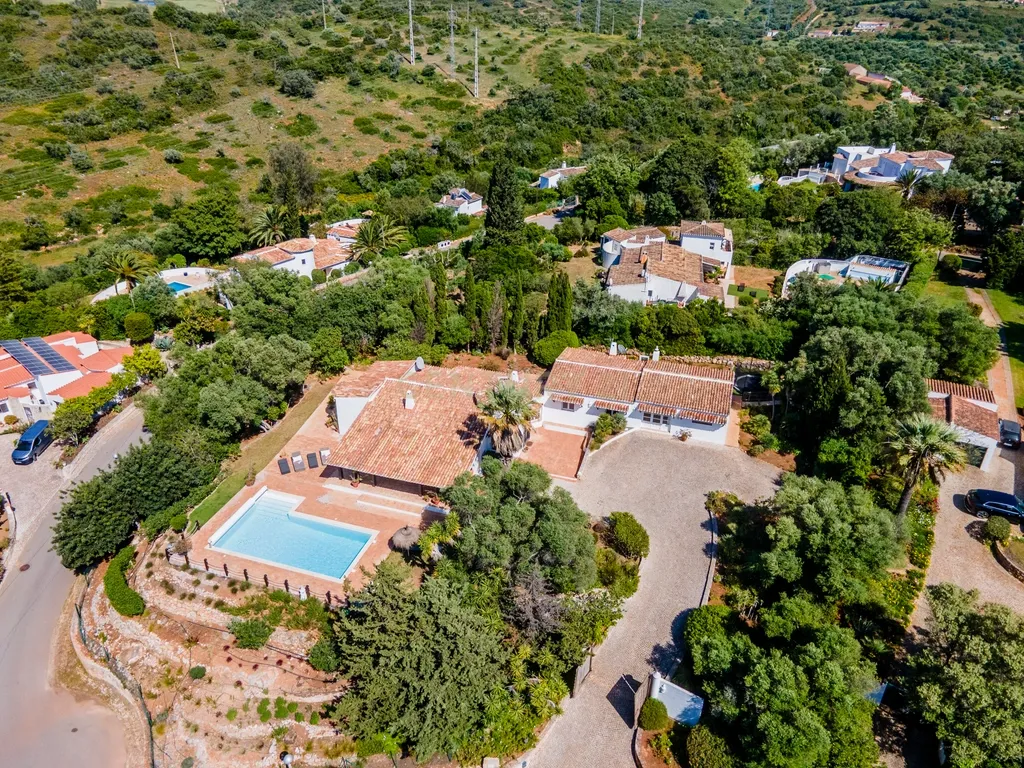 Moradia Exclusiva Térrea com Piscina Aquecida, Jardim e Total Privacidade na Urbanização Serra e Mar - Image 1