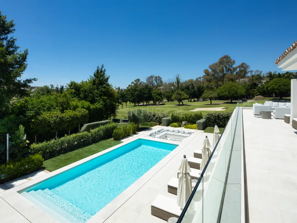 Auriga 36 – Elegância atemporal com vista para o campo de golfe em Nueva Andalucía - Image 19