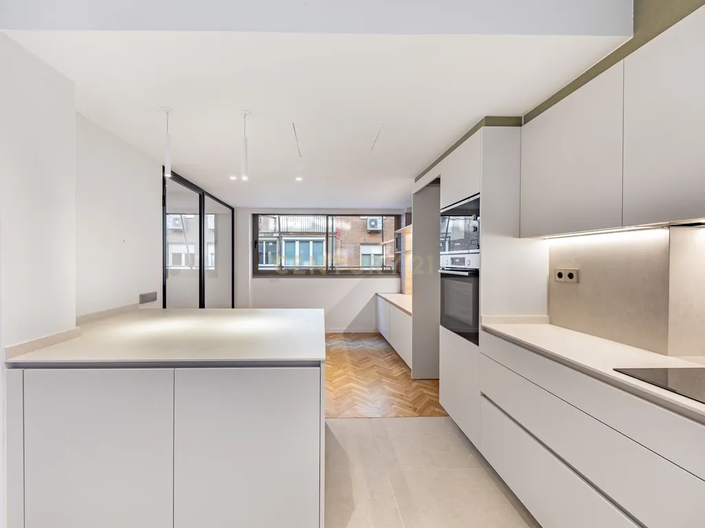Espetacular apartamento renovado de 220 m² com 4 quartos - Image 3