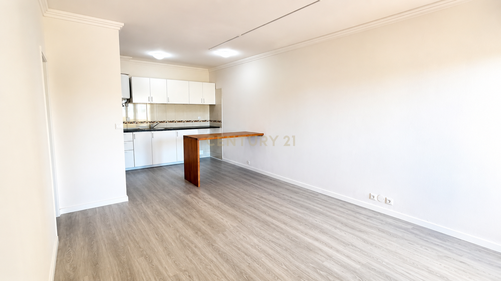 Fotografia 2 de Apartamento T2 Renovado e Equipado | São Sebastião, Setúbal