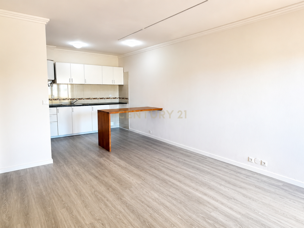 Apartamento T2 Renovado e Equipado | São Sebastião, Setúbal - Image 2