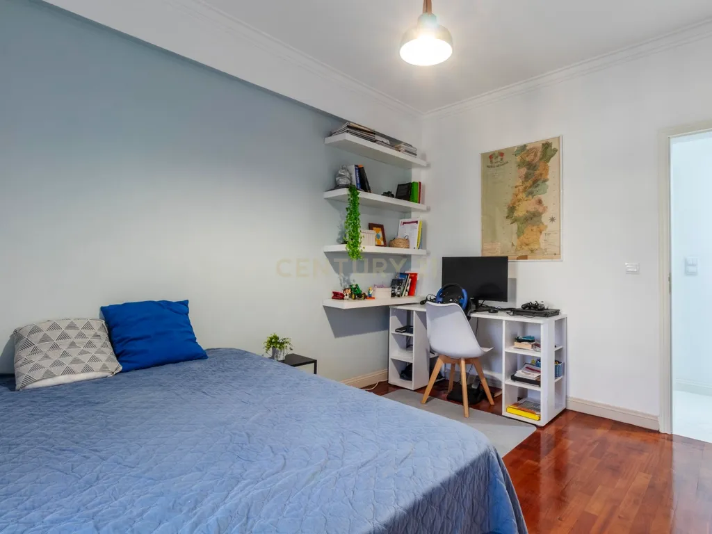 Espaçoso T3 na Sobreda com 2 Casas de Banho e Varandas - Image 23