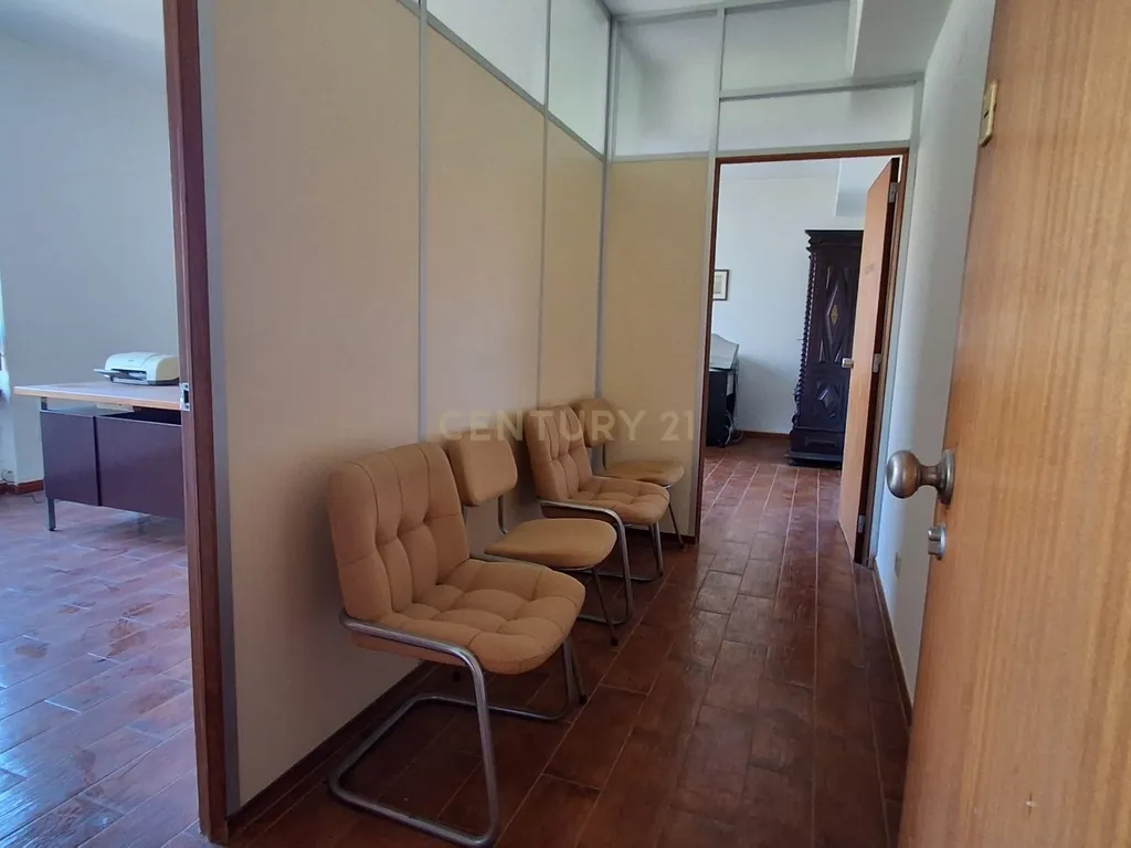 ATENÇÃO INVESTIDORES! Excelente oportunidade de investimento na Amadora. Escritório com 34 m² de área total, dividido em duas salas e corredor. - Image 5