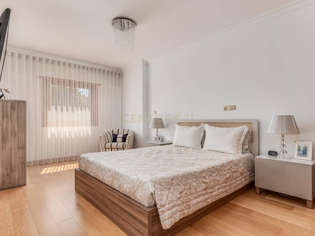 Apartamento T4 em Alfragide com Vista e Excelentes Acabamentos - Image 16