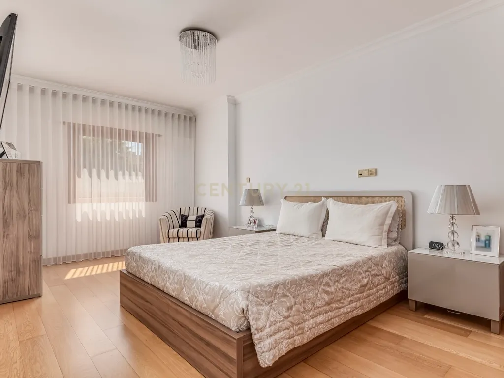 Apartamento T4 em Alfragide com Vista e Excelentes Acabamentos - Image 16