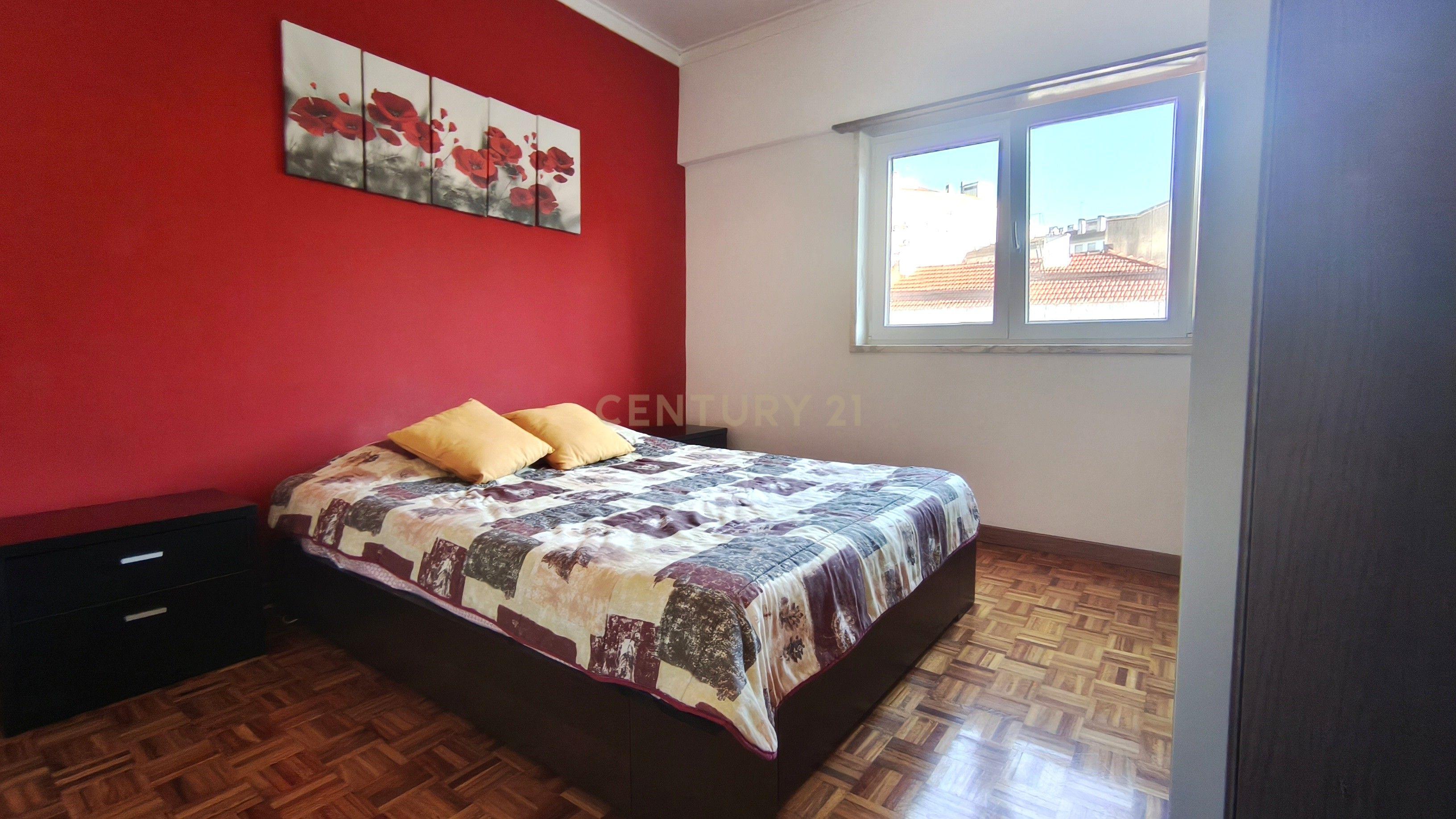 Fotografia 8 de Apartamento T2 Mobilado com Varanda e Garagem