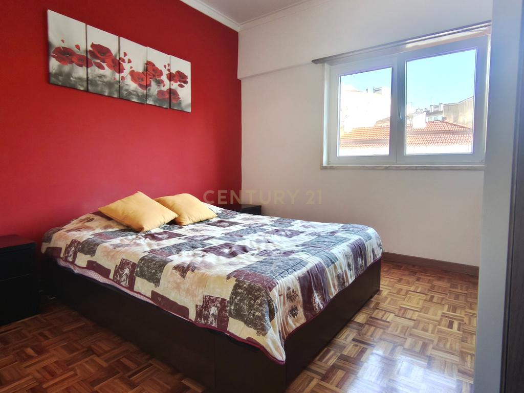 Apartamento T2 Mobilado com Varanda e Garagem - Image 8
