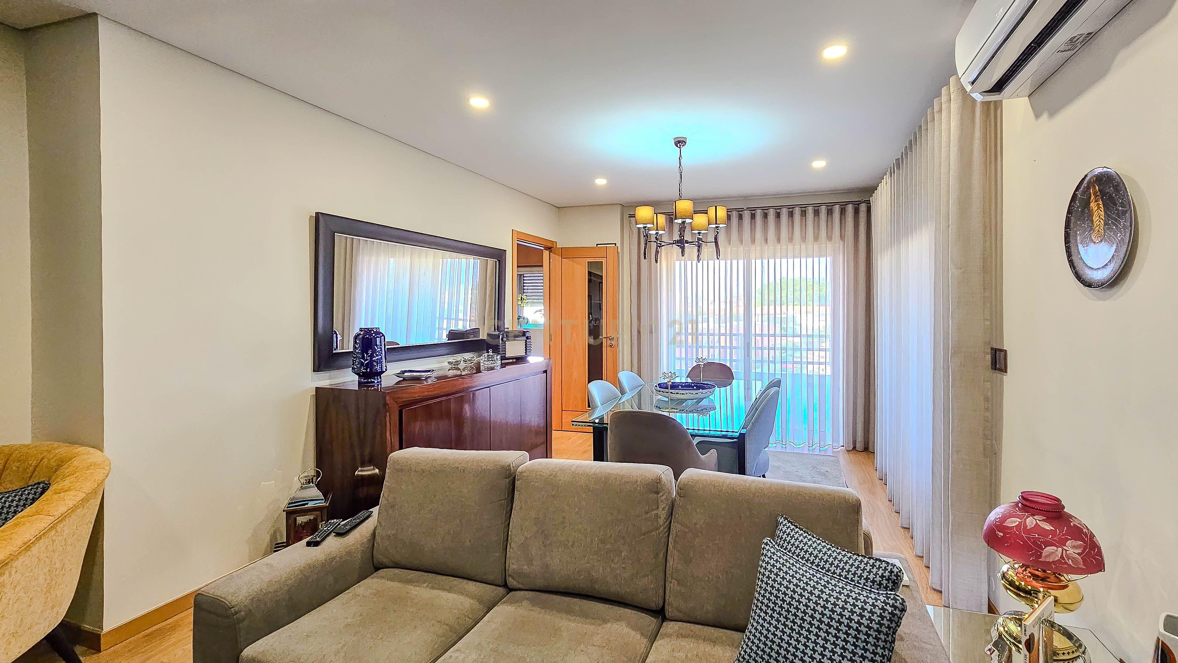 Fotografia 5 de Apartamento T2 no Bonfim, Porto, terraço fechado e varanda.