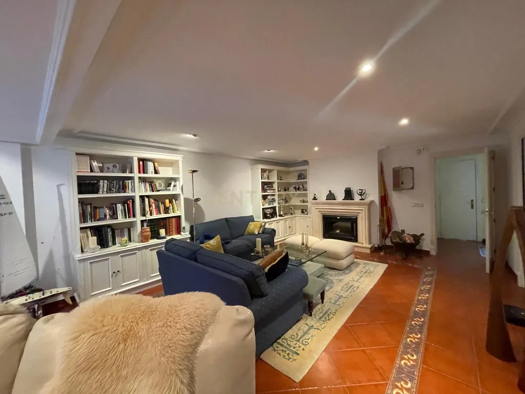 Luxuosa Moradia Renovada em Madrid com Vista para a Cidade - Image 35