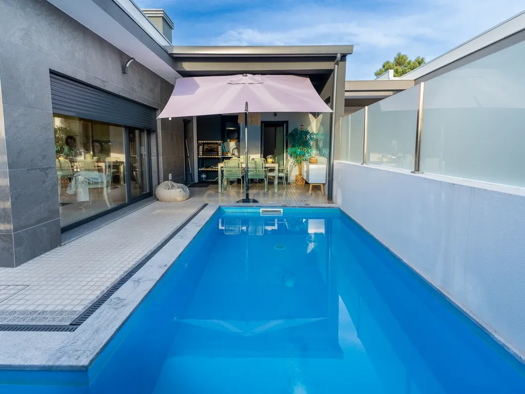 Moradia T3+1 Térrea de gaveto com Piscina, Domótica e Espaço Exterior | Fernão Ferro - Image 12