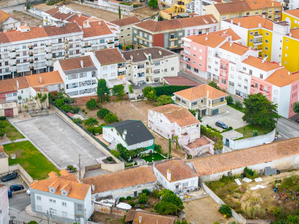 Moradia T5 para remodelar ou lote para construção — Centro do Bombarral - Image 14