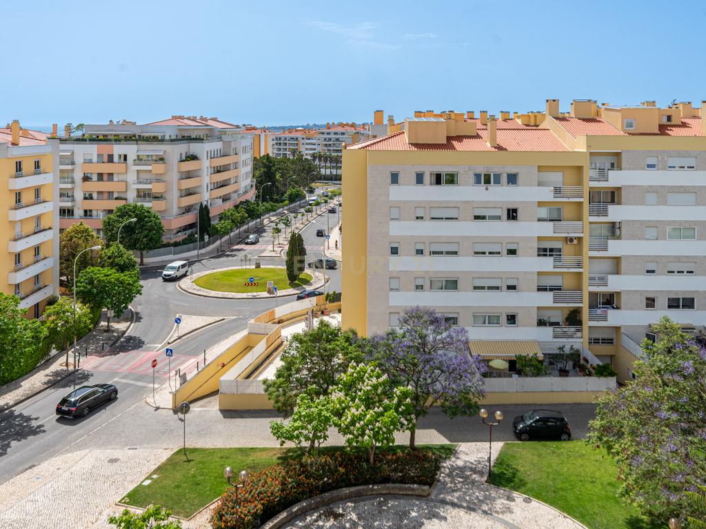 Penthouse T3 + Sótão (2 divisões) com Vista Mar, nos Jardins da Parede - Image 25
